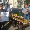 Под админсудом Киева активисты с гробом требуют запрета компартии (фото)