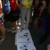 Під Радою депутатам розстелили "дорожку ганьби" за відмову від люстрації (відео)
