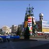 На Майдане спустя 10 месяцев начали разбирать Елку (видео)