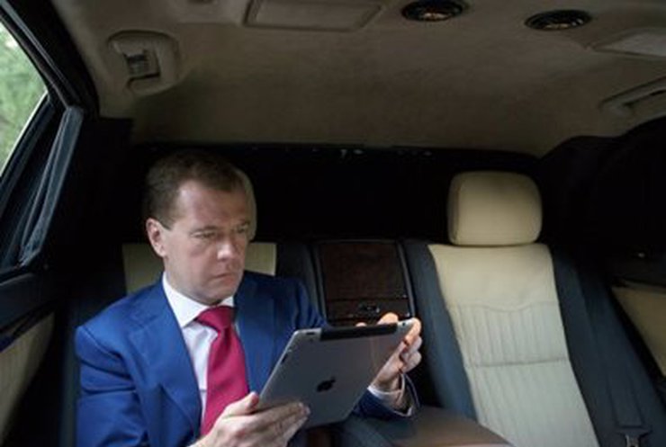 Твиттер Медведева взломали: #КрымНеНаш просьба ретвит (фото)