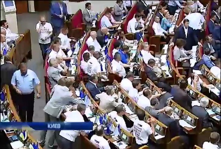 "Война" в парламенте провалила закон об избирательной системе