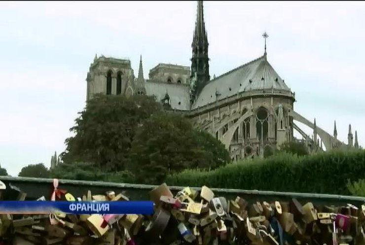 В Париже спасаются от туристов-романтиков запретами на замки