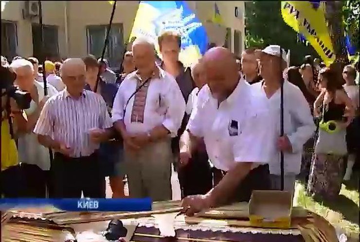 В Киеве "похоронили" коммунистическую идею