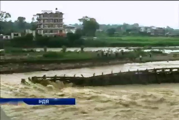 В Індії внаслідок падіння мосту загинуло троє людей (відео)