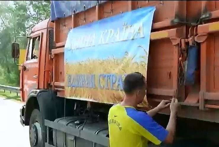 Волонтеры доставили крупы, консервы и лекарства на Луганщину