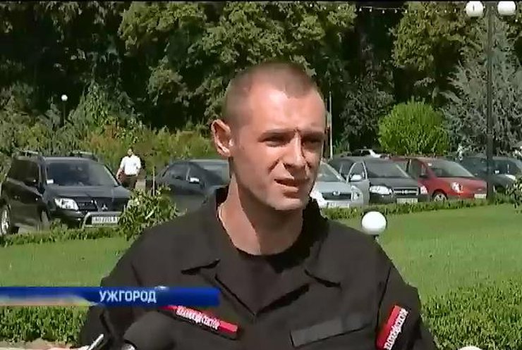 Львовская милиция забрала у бойцов "Правого сектора" видиокамеры и нижнее белье (видео)