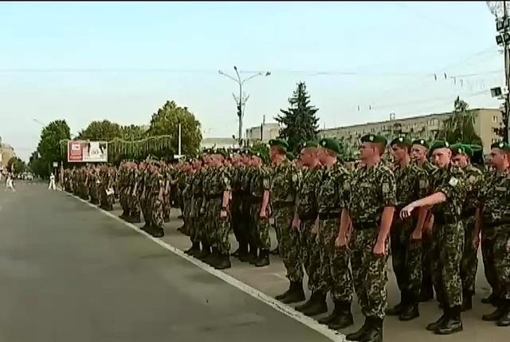 Черкасские пограничники прошлись парадом после возвращения с востока