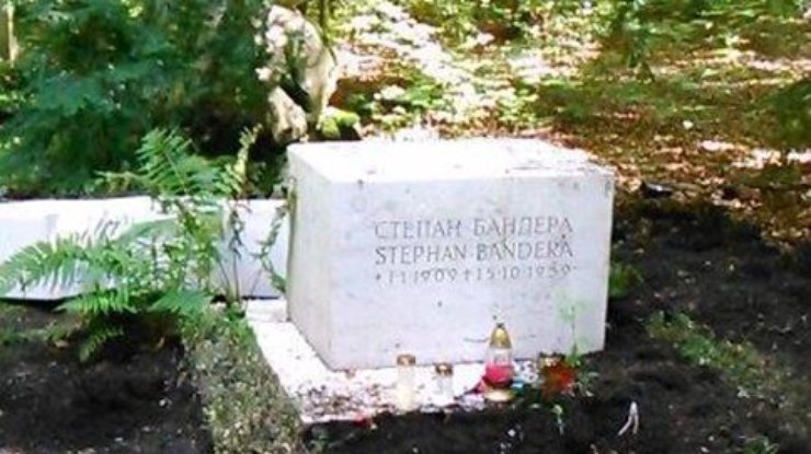 В Мюнхене надругались над могилой Степана Бандеры (фото)