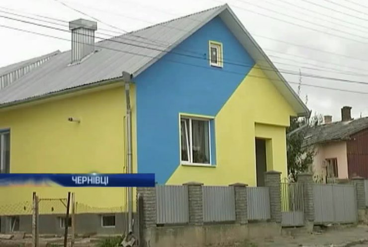 Чернівецька пенсіонерка зробила свій будинок патріотичним (відео)