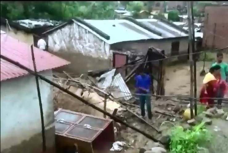 Понад 90 людей стали жертвами повеней у Непалі (відео)