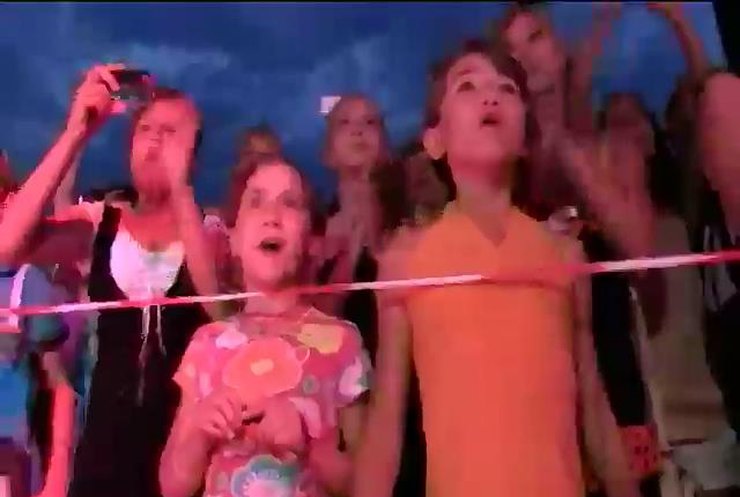 В Сєвєродонецьку діти з хіп-хоп співаком заспівали "Моя країна не впаде на коліна"