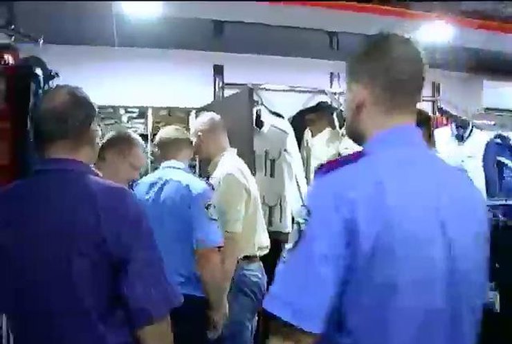 Фірма з Криму продавала підробний одяг у Херсоні