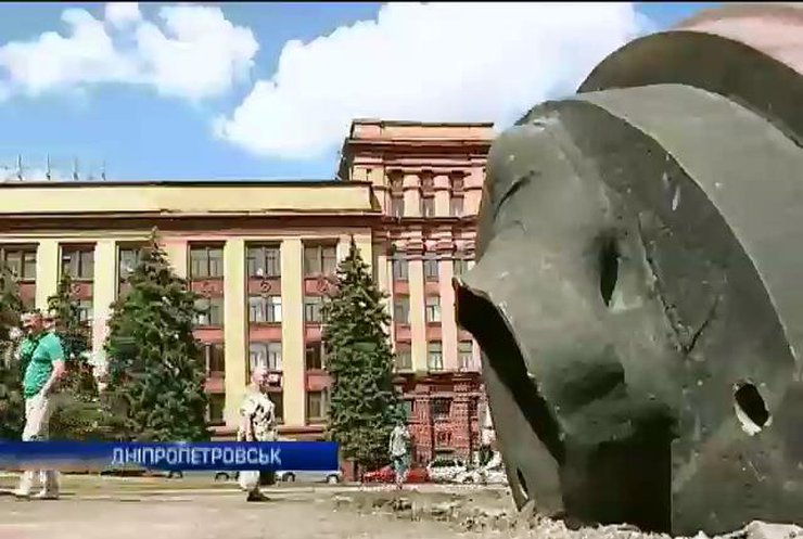 Перед Днем незалежності у Дніпропетровськ очистять від решток Леніна (відео)