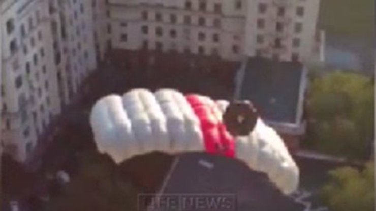 Раскрасивший звезду на высотке в центре Москвы спустился с крыши на парашюте (фото)