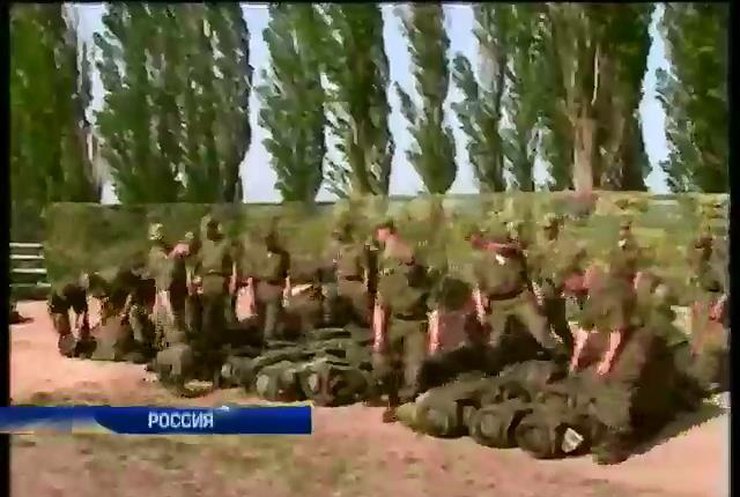 Мир в кадре: Россия усиленно шьет берцы, а США спасает мир от лихорадки Эболы