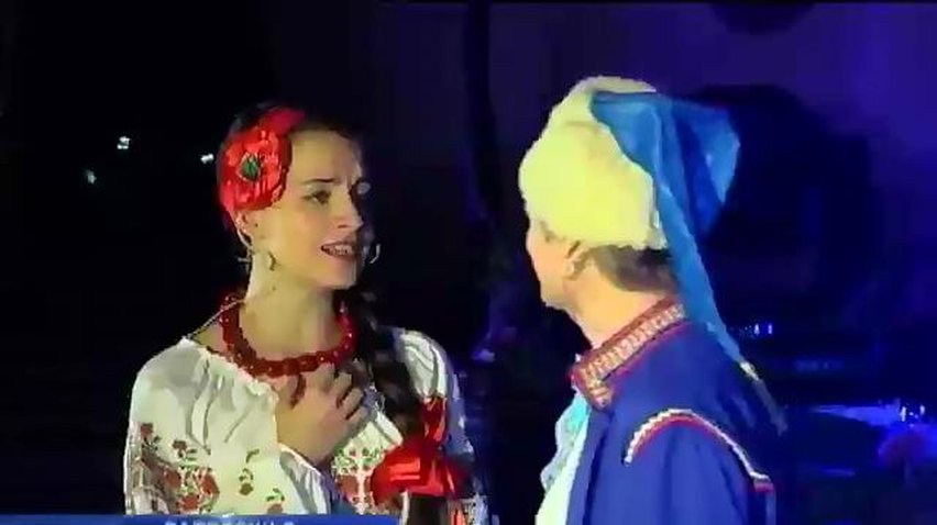 "Запорожца за Дунаем" исполнили на поляне возле столетнего дуба (видео)