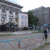 Забор посольства России в Киеве раскрасили в цвета флага Украины (фото)