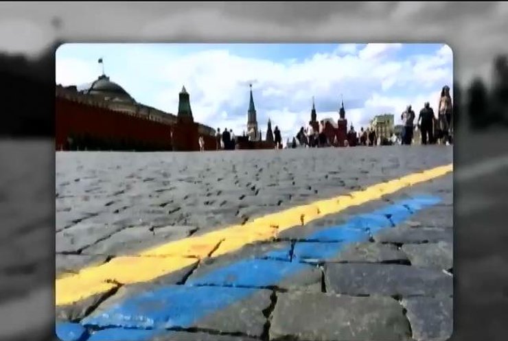 У Москві пофарбували у жовто-синій розмітку на Красній площі