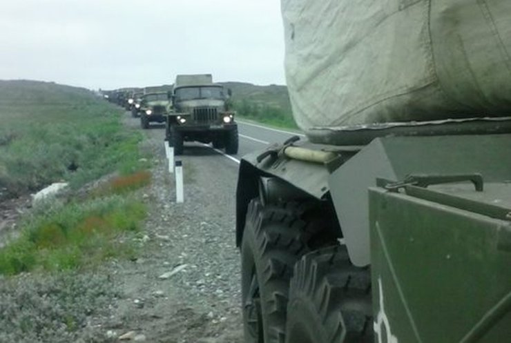 В сторону Луганска идет колонна тяжелой техники с россиянами и кадыровцами
