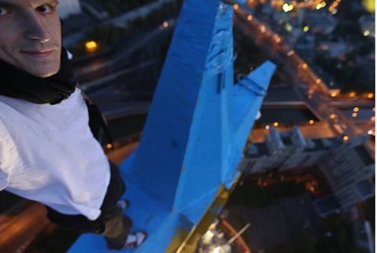 Украинец, повесивший флаг на высотке в Москве, предлагает себя в обмен на Савченко