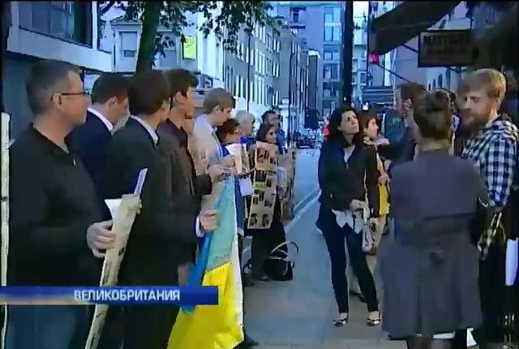 Телеканал Russia Today провел в Лондоне антиукраинскую фотовыставку (видео)