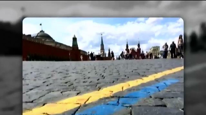 У Москві пофарбували у жовто-синій розмітку на Красній площі