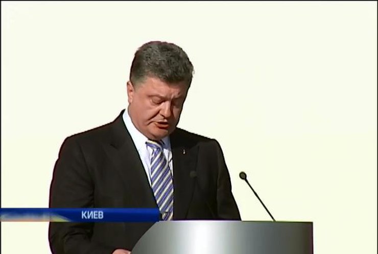 Порошенко поздравил Украину с Днем флага и пообещал мир