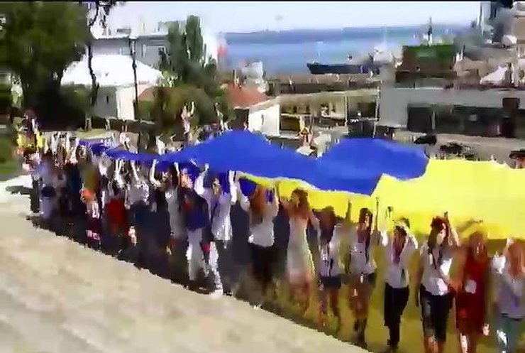 Потемкинскую лестницу украсили гигантским флагом Украины (видео)