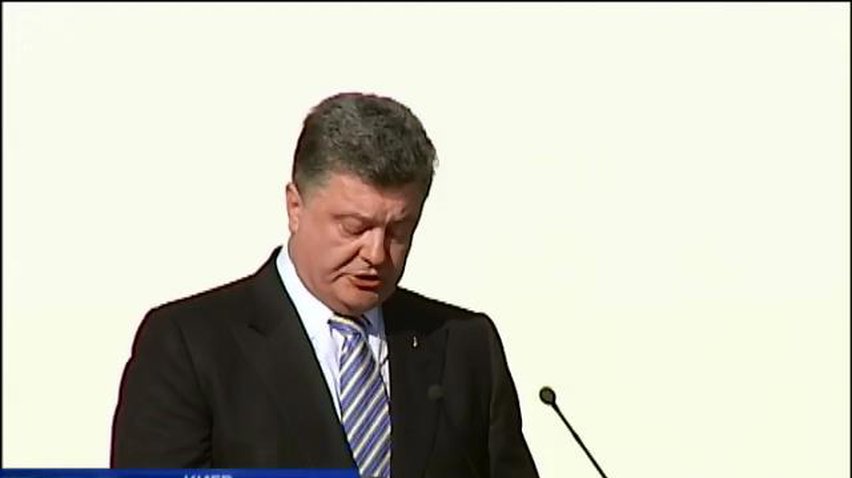 Порошенко поздравил Украину с Днем флага и пообещал мир