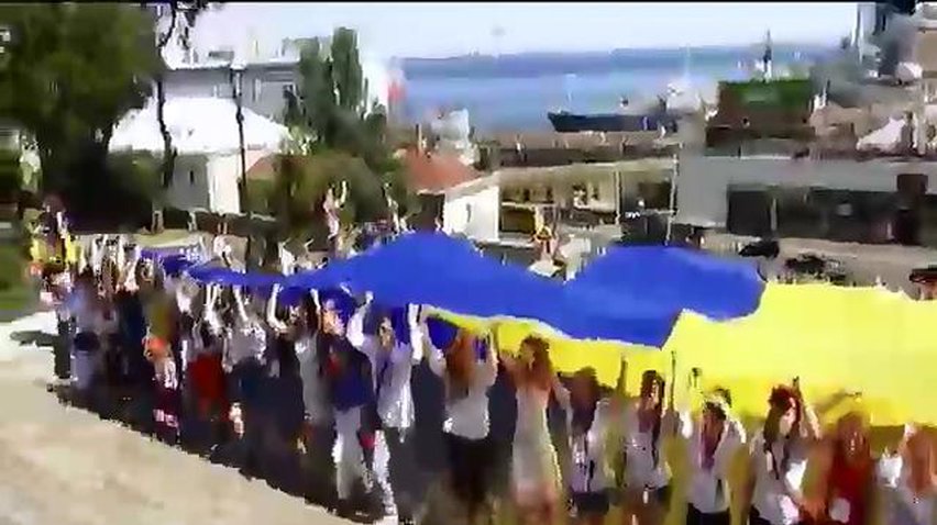 Потемкинскую лестницу украсили гигантским флагом Украины (видео)
