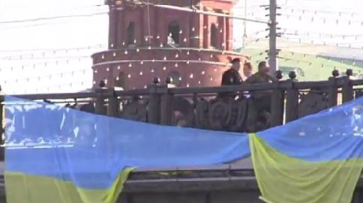 Возле Кремля повесили десятиметровый флаг Украины (видео)
