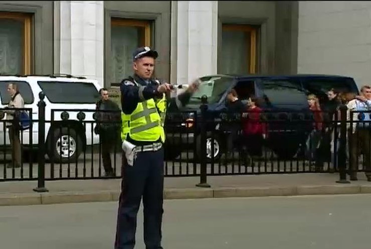 Рух автомобілів у центрі Києва перекритий до 8 вечора