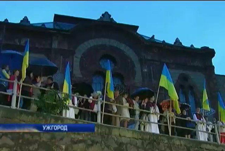 В Ужгороде рассвет 23-го Дня независимости встретили молитвой за Украину