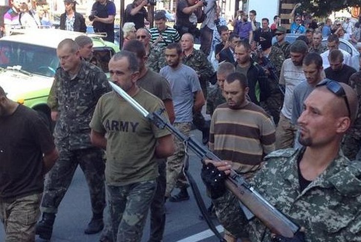 Террористы устроили "парад пленных" в Донецке (видео)
