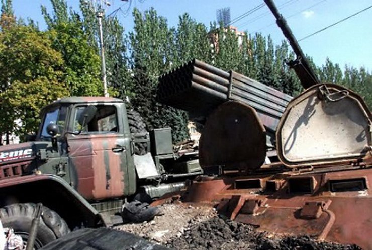 В Донецке террористы устроили показ подбитой украинской военной техники