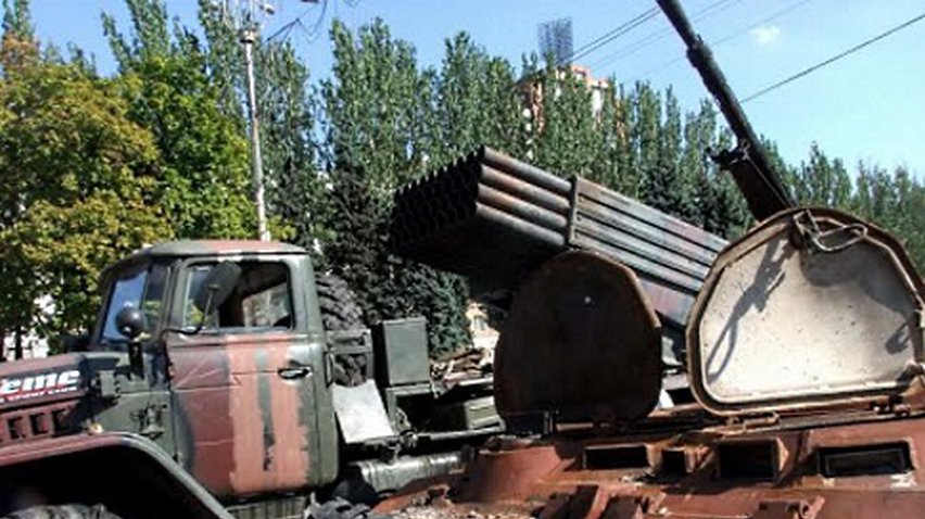В Донецке террористы устроили показ подбитой украинской военной техники