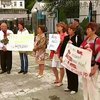 Матери украинских солдат под посольством России просили остановить войну
