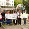 Под посольством России призывали не пускать солдат на войну с Украиной