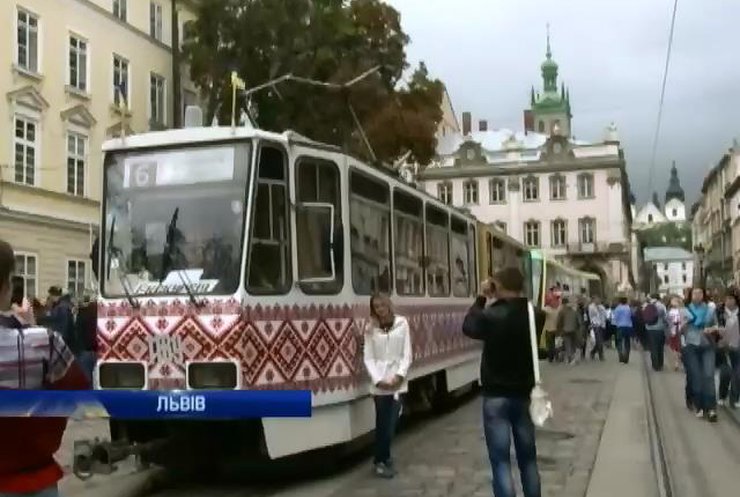 Львівські трамваї проїхалися парадом на честь Дня незалежності