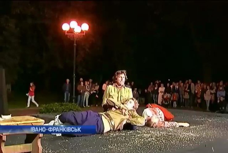 Актори Івано-Франківська зіграли "Націю" у меморіальному сквері (відео)