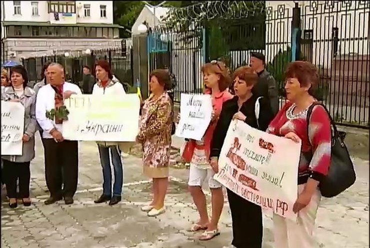 Матери украинских солдат под посольством России просили остановить войну