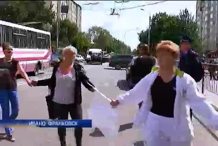 На Прикарпатье матери солдат 5 батальона заблокировали мост (видео)