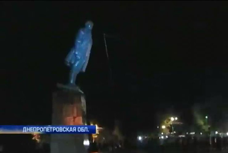 На Днепропетровщине в честь Дня независимости повалили Ленина