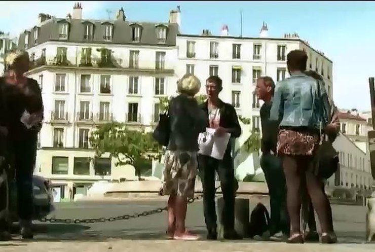 В Париже туристам предлагают экскурсии с бомжами-гидами (видео)
