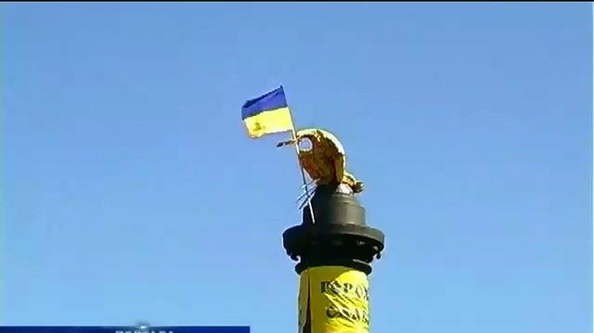 Патріоти прикрасили прапором України пам'ятник перемоги у Полтавській битві (відео)