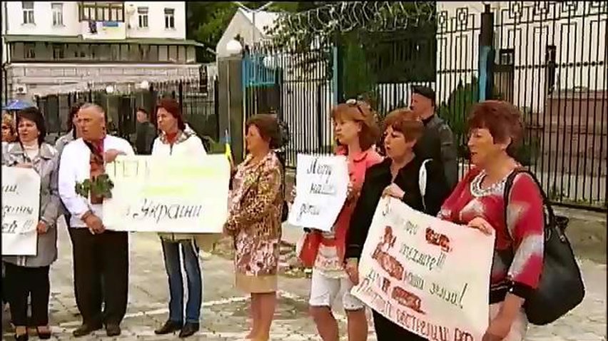 Матери украинских солдат под посольством России просили остановить войну