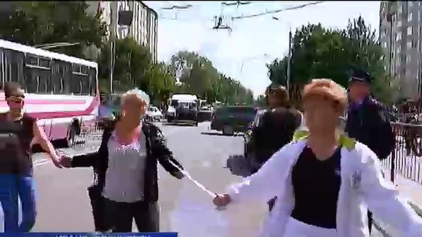 На Прикарпатье матери солдат 5 батальона заблокировали мост (видео)