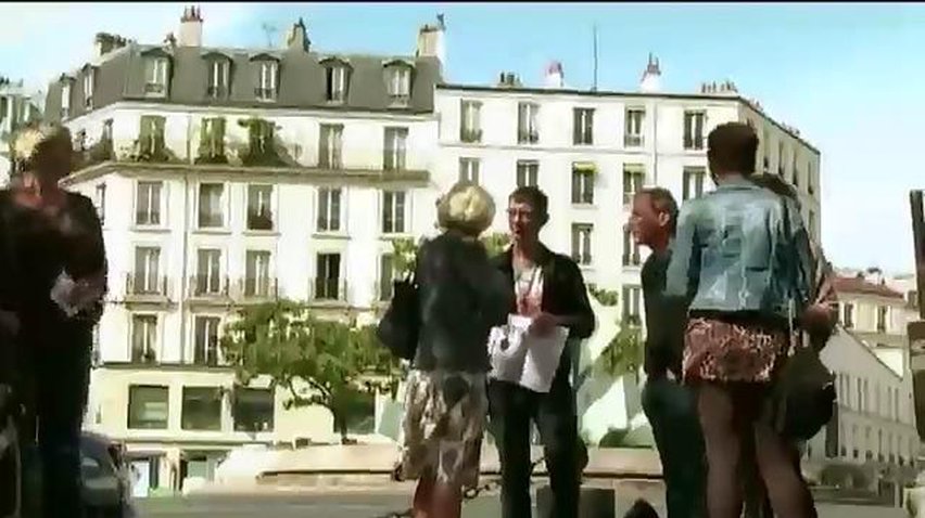 В Париже туристам предлагают экскурсии с бомжами-гидами (видео)