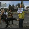 У Донецьку українську активістку прив'язали до стовпа і били ногами (фото, відео)