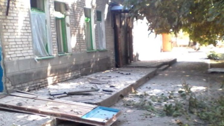 В Новоазовске снаряд взорвался возле больницы: ранены три врача и санитарка (видео)
